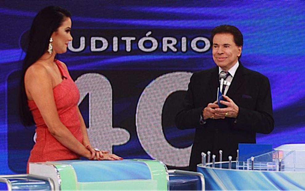 O apresentador Silvio Santos e Helen Ganzarolli em gravação do programa de domingo, feita em dezembro - Roberto Nemanis/SBT