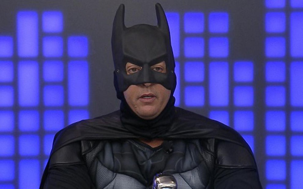 Benjamin Back paga aposta e apresenta Fox Sports Rádio fantasiado de Batman - Reprodução/Fox Sports 2
