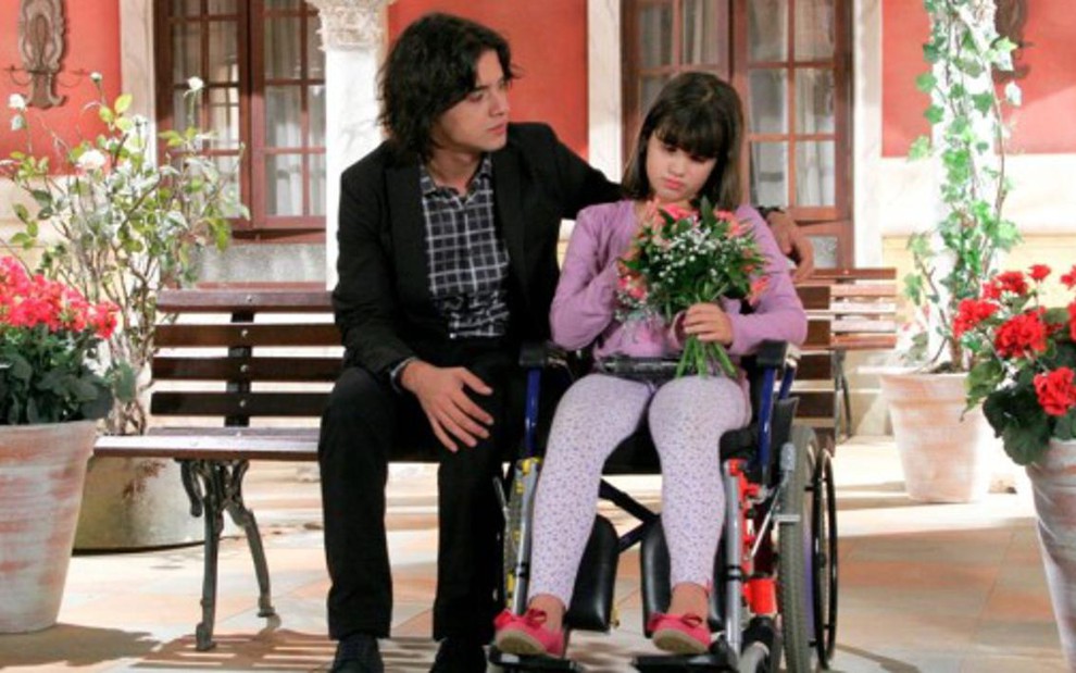 Guilherme Boury (Junior) e Carolina Chamberlain (Dani) em cena da novela Chiquititas, do SBT - Lourival Ribeiro/SBT