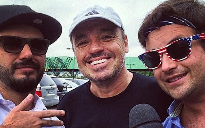 Gugu Liberato entre Daniel Peixoto e Rodrigo Scarpa em Cumbica, em foto que ele postou no Instagram - Reprodução/Instagram