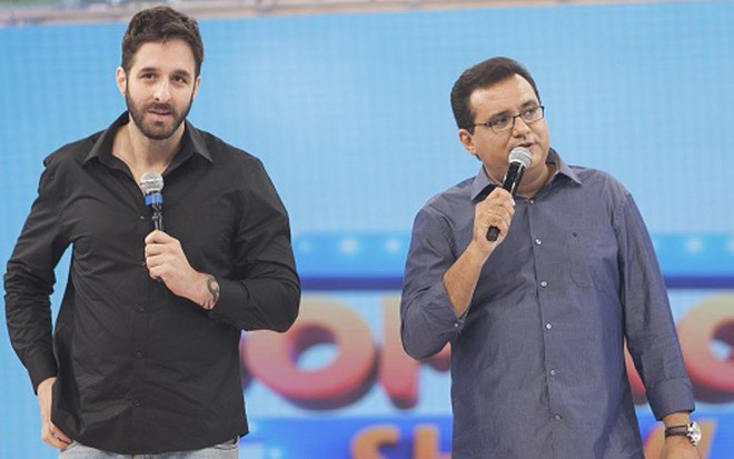 O humorista Rafinha Bastos e o apresentador Geraldo Luís no programa Domingo Show, da Record - Edu Moraes/TV Record