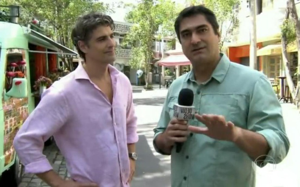 Zeca Camargo entrevista Reynaldo Gianecchini nos bastidores da novela Em Família para o Vídeo Show - Reprodução/TV Globo