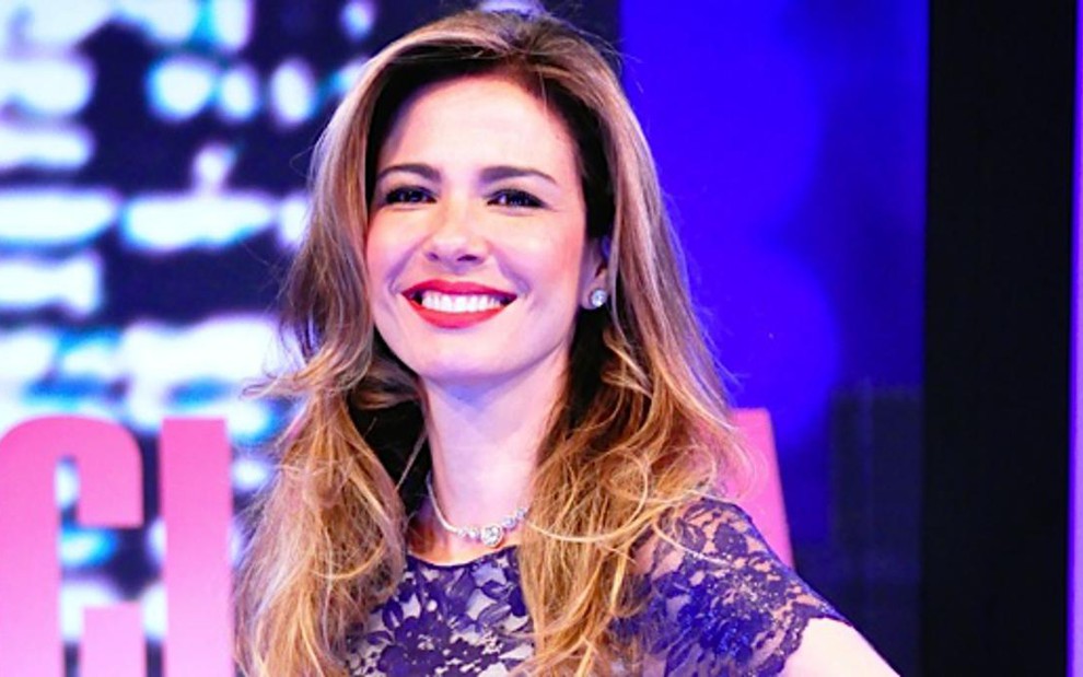 Luciana Gimenez no cenário do Luciana By Night, talk show que ela apresenta na Rede TV! - Divulgação/Rede TV!