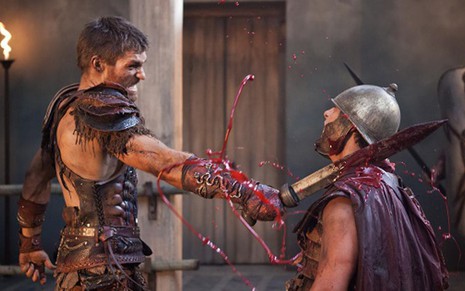 Liam McIntyre mata soldado romano em Spartacus: A Guerra dos Condenados, que estreia no canal FX - Divulgação/FX