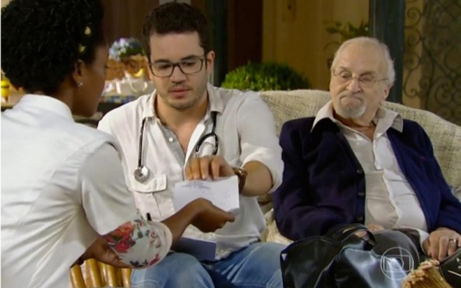 Elina de Souza, Thiago Mendonça e Antonio Petrin em cena de Em Família - Reprodução/TV Globo