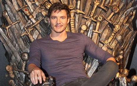 Pedro Pascal senta no Trono de Ferro na exposição Game of Thrones - The Exhibition, no Rio de Janeiro - Divulgação/HBO