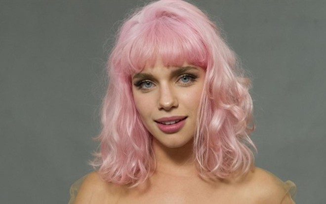 Bruna Linzmeyer de cabelo rosa para interpretar a professora Juliana em de Meu Pedacinho de Chão - Estevam Avellar/TV Globo