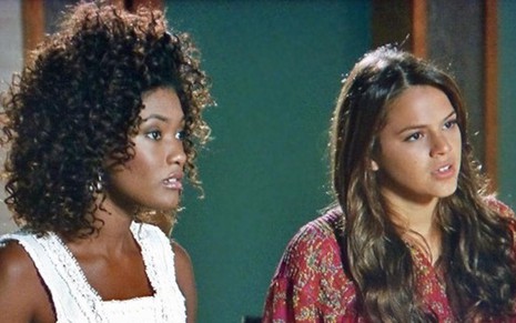 Erika Januza (Alice) e Bruna Marquezine (Luiza) em cena da novela Em Família, da Globo - Reprodução/TV Globo