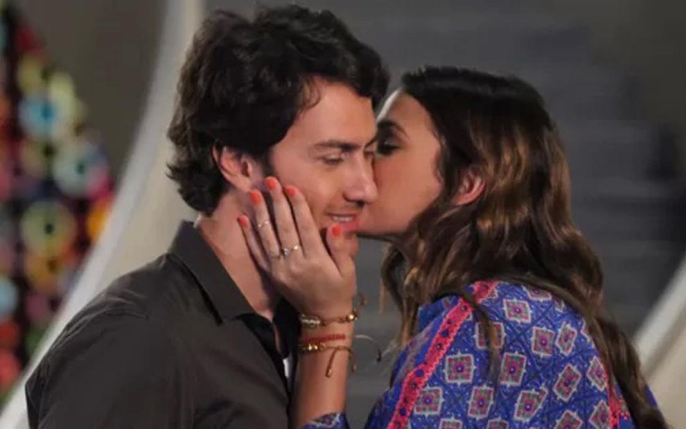 Gabriel Braga Nunes (Laerte) e Bruna Marquezine (Luiza) em cena de Em Família, da Globo - Carol Carminha/TV Globo