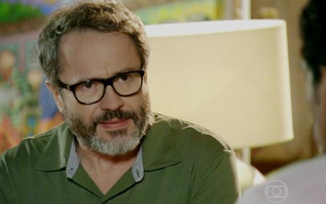 Nando (Leonardo Medeiros) conversa com Jairo (Marcello Melo Jr.) em cena da novela Em Família - Reprodução/TV Globo