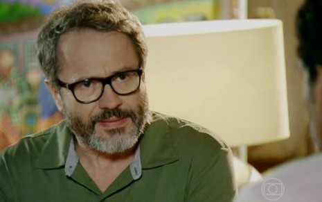 Nando (Leonardo Medeiros) conversa com Jairo (Marcello Melo Jr.) em cena da novela Em Família - Reprodução/TV Globo