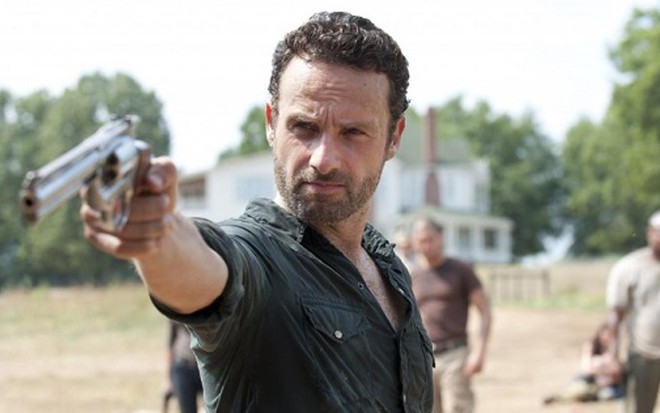 Andrew Lincoln interpreta o policial Rick Grimes em cena da série The Walking Dead - Reprodução