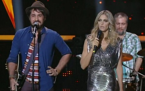 Fernanda Lima ao lado da banda Suricato no Superstar, que perdeu para Silvio Santos durante 27 minutos - Reprodução/TV Globo