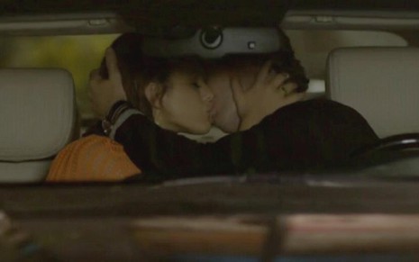 Bruna Marquezine e Gabriel Braga Nunes se beijam em cena de Em Família, ontem (14) - Reprodução/TV Globo