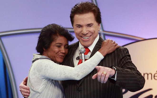 Silvio Santos abraça Maria do Carmo dos Santos, que ganhou R$ 500 mil no Roda a Roda, do SBT, em 2011 - Roberto Nemanis/SBT