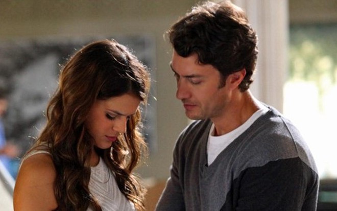 Bruna Marquezine (Luiza) e Gabriel Braga Nunes (Laerte) em cena da novela Em Família, da Globo  - Paulo Belote/TV Globo