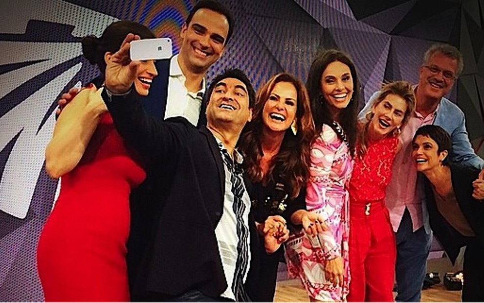 Jornalistas da Globo fazem selfie na festa de inauguração da nova redação-estúdio do Fantástico, na segunda-feira - Reprodução/Instagram