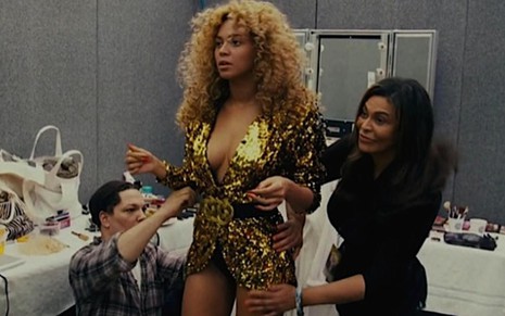 A cantora Beyoncé Knowles se arruma em camarim durante turnê - Divulgação