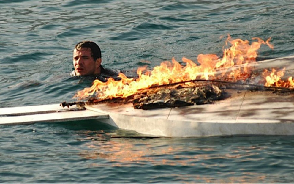 Daniel Oliveira em cena de Cobras & Lagartos em que um barco com Mariana Ximenes explode - Divulgação/TV Globo