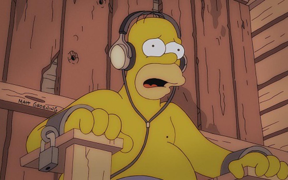 Homer Simpson fica assustado com fone de ouvido em episódio de Os Simpsons - Divulgação