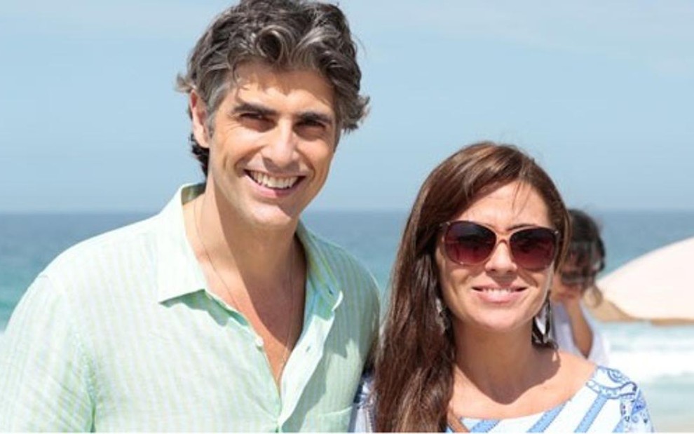Reynaldo Gianecchini e Giovanna Antonelli em gravação de Em Família em praia do Rio, ontem (22) - Felipe Monteiro/TV Globo