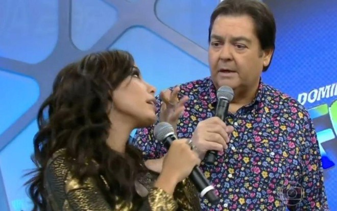 Contrariada, a cantora mostra para Fausto Silva o nariz recentemente reparado em cirurgia plástica - Reprodução/TV Globo
