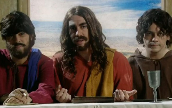 Marcius Melhem, Marcelo Adnet e Danton Mello em 'Santa Ceia Redonda' no humorístico Tá no Ar - Reprodução/TV Globo