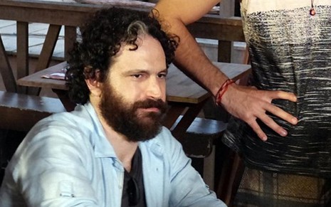 O ator Caco Ciocler, que interpreta André, em cena da novela Além do Horizonte (Globo) - Reprodução/TV Globo