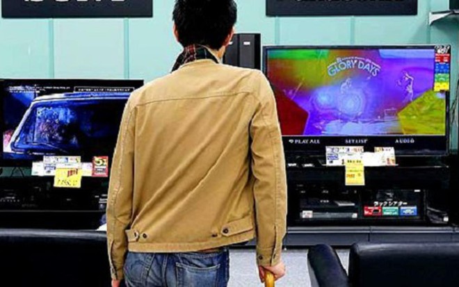Consumidor observa televisores em loja; clientes devem tirar dúvidas com os lojistas antes de comprar - Reprodução