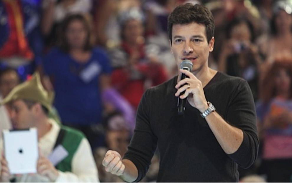O apresentador Rodrigo Faro em gravação do Hora do Faro, seu programa na Record - Edu Moraes/Record