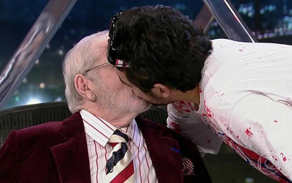 Jô Soares dá selinho em convidado de seu programa; na sequência, apresentador deu beijo gay triplo - Reprodução/TV Globo