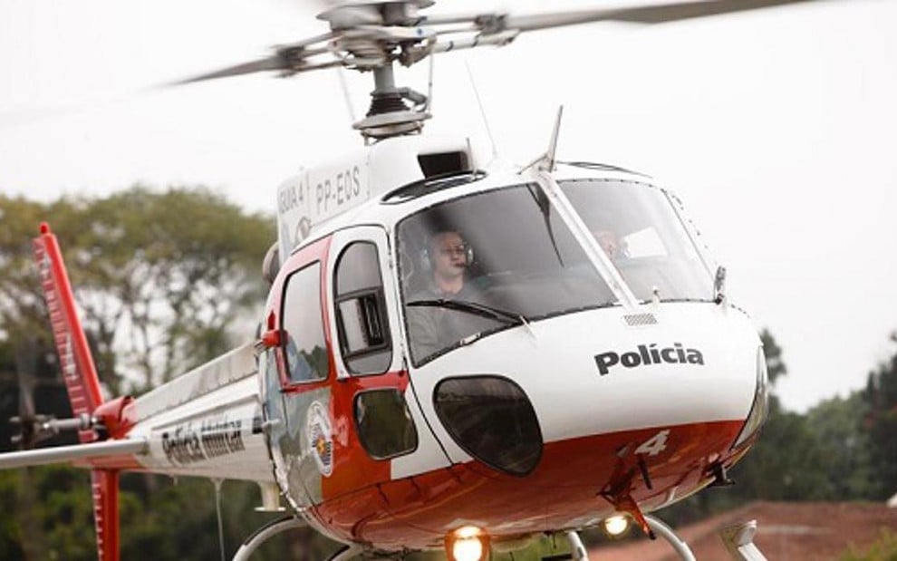 Piloto levanta voo com um dos Águias, helicópteros da Polícia Militar de São Paulo - Divulgação/Discovery