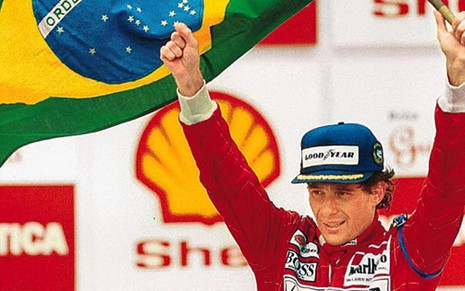 Ayrton Senna ergue bandeira do Brasil no pódio do Grande Prêmio do Brasil, em 1991 - Reprodução