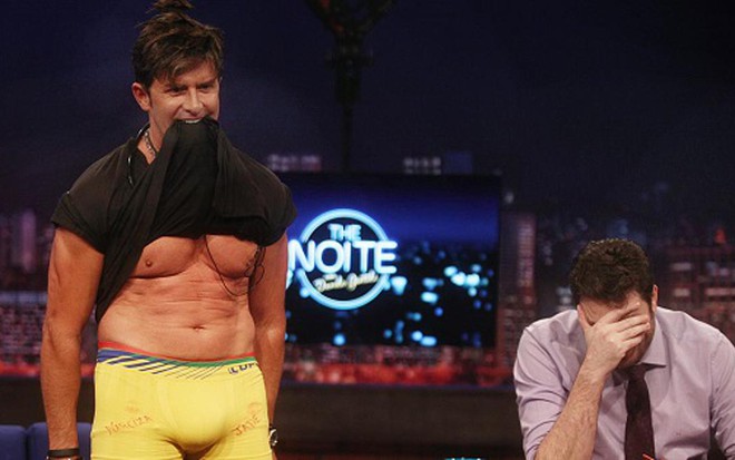 Dr. Rey mostra cueca amarela para Danilo Gentili em entrevista que vai ao ar hoje (30), no The Noite - Roberto Nemanis/SBT