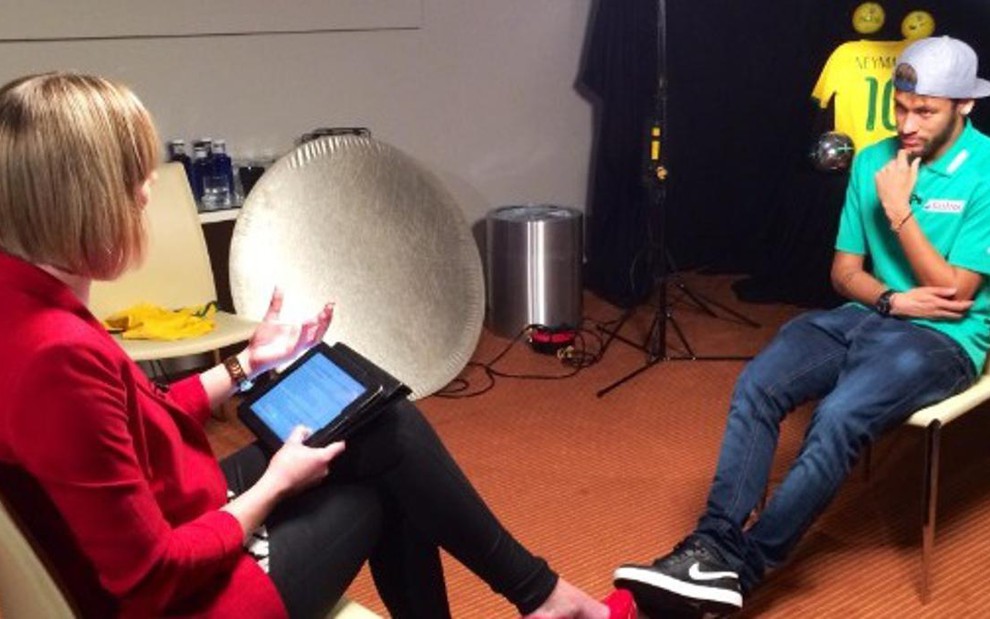 Amanda Davies, âncora da CNN International, faz entrevista exclusiva com o jogador Neymar - Divulgação/CNN