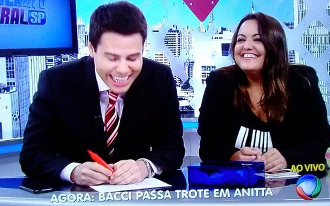 Luiz Bacci e Fabíola Reipert passam trote na cantora Anitta no Balanço Geral, da Record - Reprodução/TV Record