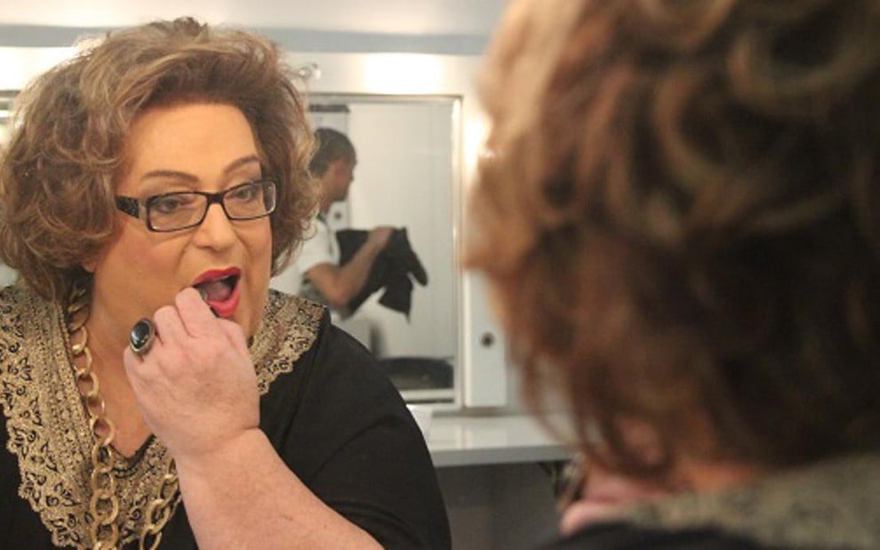 Mamma Bruschetta passa batom na sala de maquiagem da Gazeta; personagem quer perder 100 kg - Fotos Yuri Andreoli/TV Gazeta