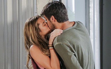 Juliana Paiva (Lili) e Rodrigo Simas (Marlon) se beijam em Além do Horizonte, que terminou na sexta (2) - Paulo Belote/TV Globo
