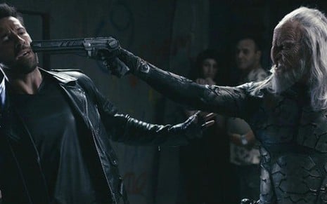 Scott Adkins e Karl Landler em cena de Metal Hurlant Chronicles, que estreia em junho no canal Syfy - Reprodução