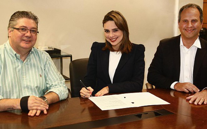 Sheherazade com Leon Abravanel, diretor de produção, e José Roberto Maciel, vice-presidente do SBT - Roberto Nemanis/SBT