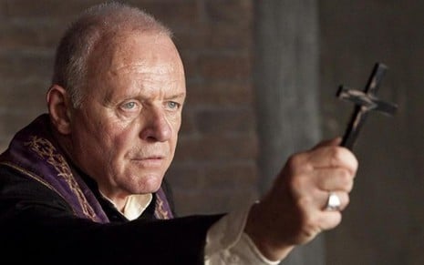 Anthony Hopkins interpreta padre exorcista em O Ritual, um dos 15 filmes inéditos comprados pelo SBT - Divulgação