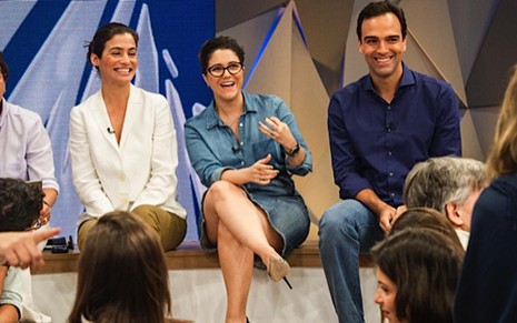 Ao lado de Renata Vasconcelos e Tadeu Schmidt, a cantora Maria Rita participa da reunião de pauta do Fantástico - João Cotta/TV Globo