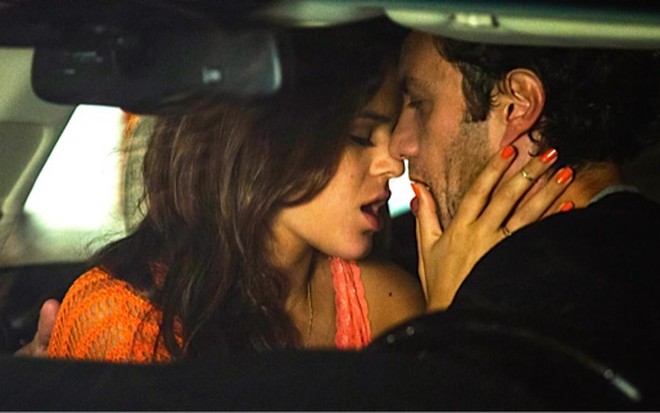 Bruna Marquezine e Gabriel Braga Nunes se beijam em cena de Em Família; casal voltará a atuar no carro - Paulo Belote/TV Globo