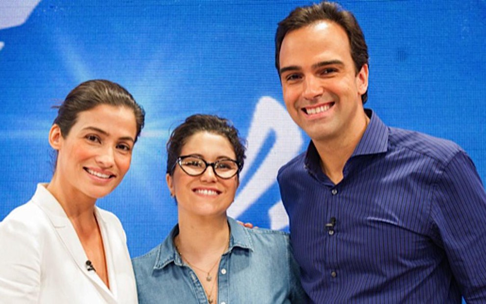 Renata Vasconcelos, Maria Rita e Tadeu Schmidt posam durante gravação do Fantástico deste domingo (11) - João Cotta/TV Globo