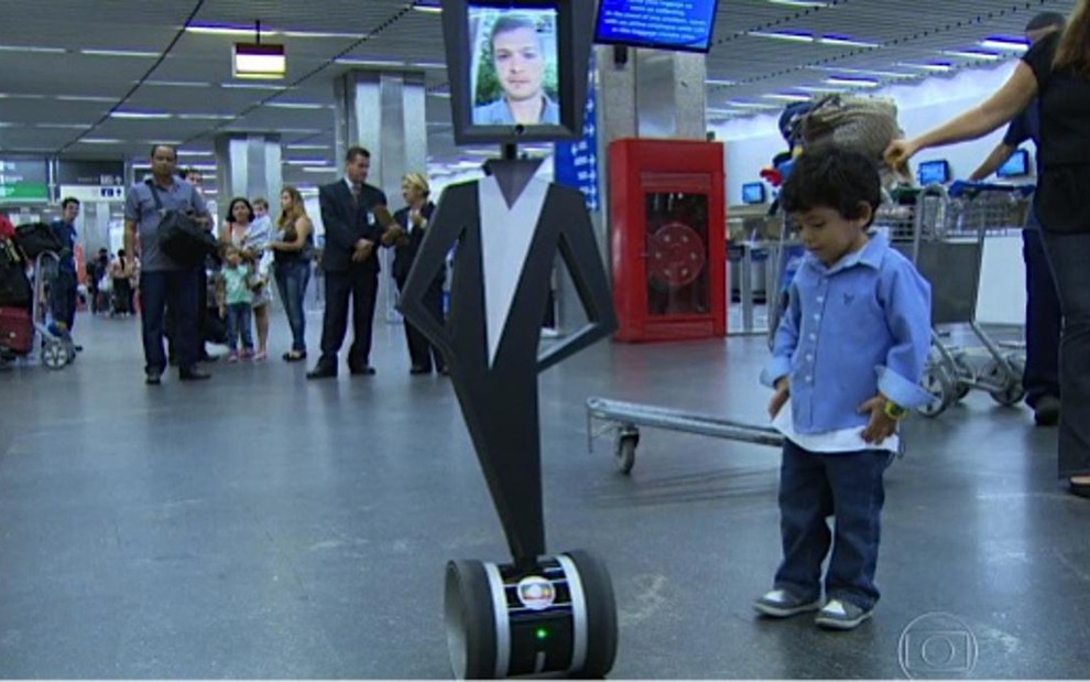 Tilt, o robô do Fantástico, em sua estreia, no programa de 27 abril, em aeroporto do Rio de Janeiro - Reprodução/TV Globo