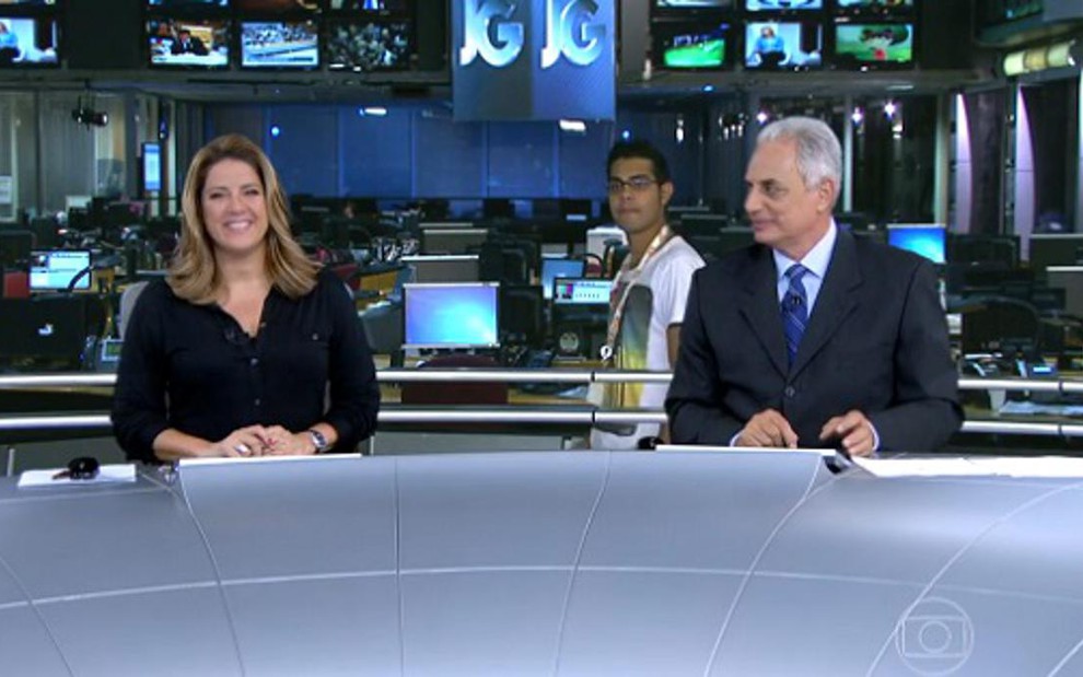 Funcionário 'invade' encerramento do Jornal da Globo, Christiane Pelajo e William Waack, em março - Reprodução/TV Globo