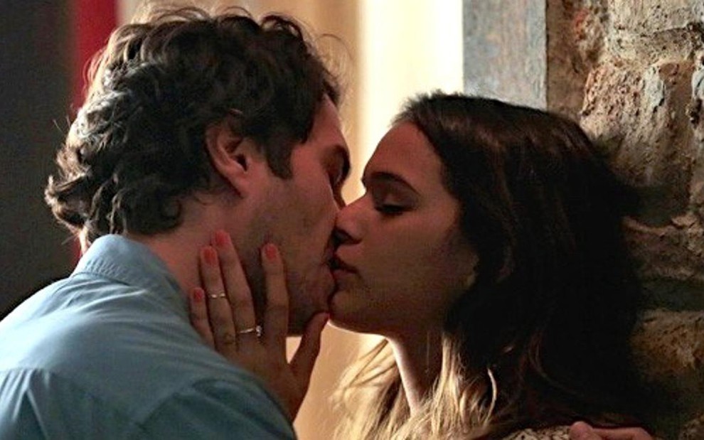 Laerte (Gabriel Braga Nunes) beija Luiza (Bruna Marquezine) em cena de Em Família - Reprodução/TV Globo