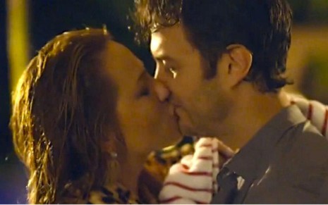 Vivianne Pasmanter (Shirley) beija Gabriel Braga Nunes (Laerte) em cena exibida na última quinta-feira - Reprodução/TV Globo
