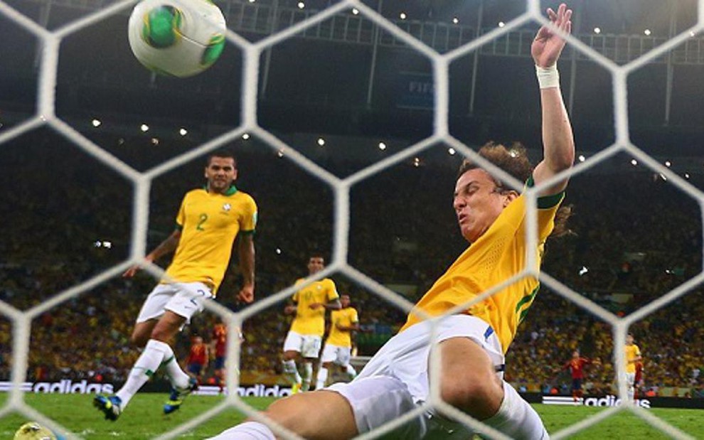 O zagueiro brasileiro David Luiz impede gol da Espanha na final da Copa das Confederações, em 2013 - Divulgação/Fifa