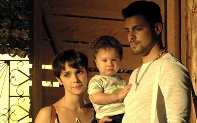 Débora Falabella e Cauã Reymond em cena de Avenida Brasil; TV argentina quer elenco no capítulo final - Reprodução/TV Globo